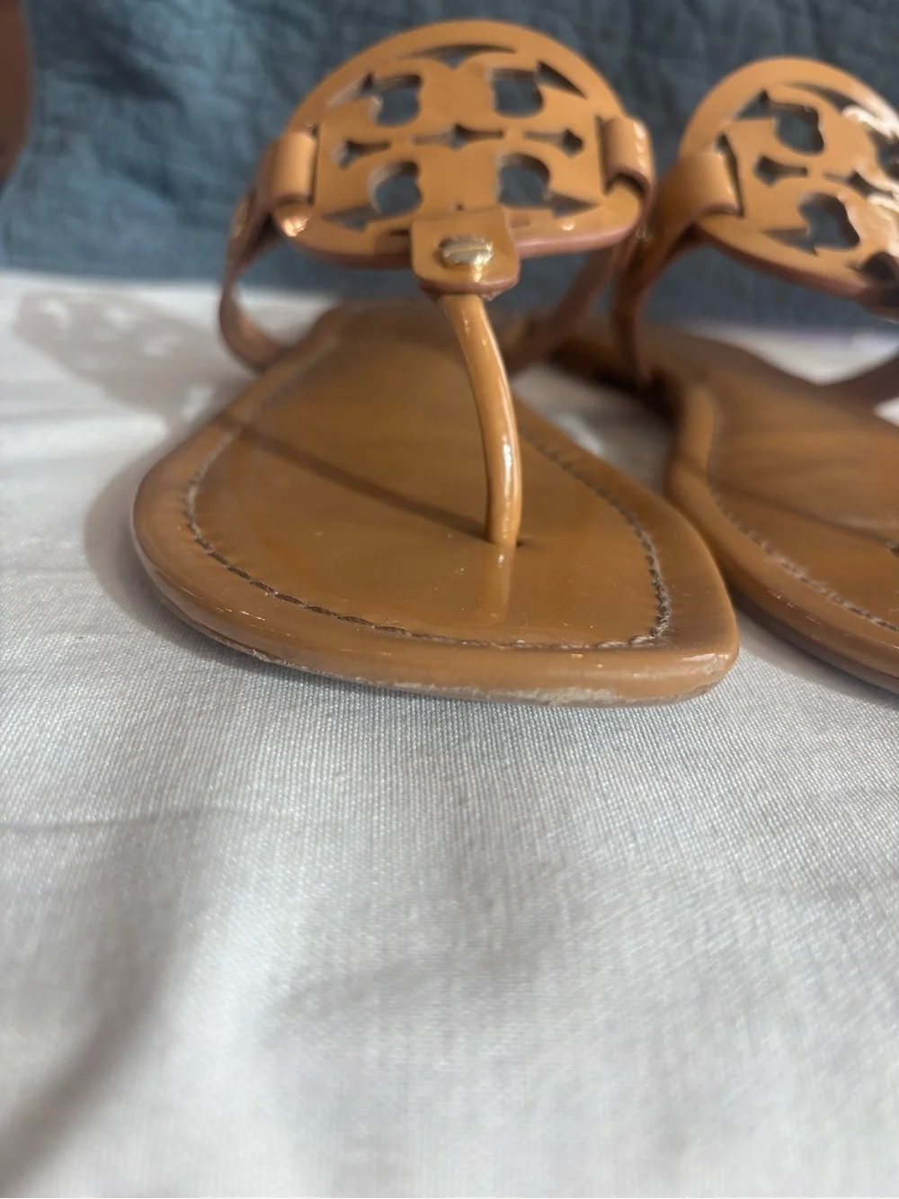 Tory Burch Miller Logo Patent Leather Thong Sandals Tan Brown Size 9